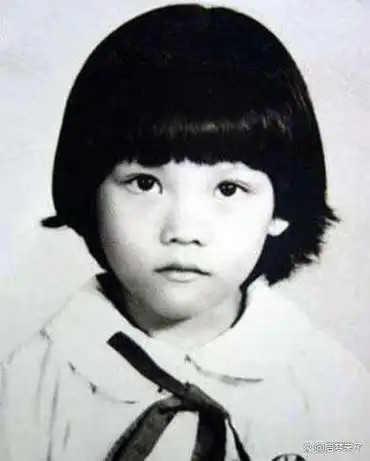 54,这个有点难度,不说是谁,大家应该猜不出来的,这个是赵薇小时候的