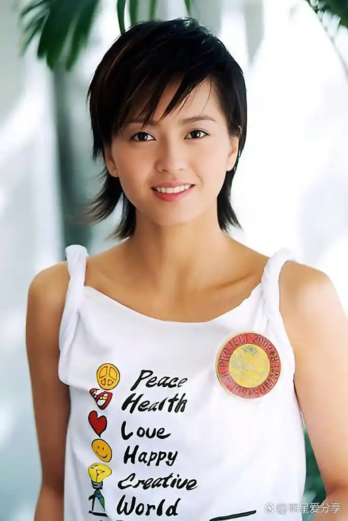 梁咏琪,90年代的清新玉女,标志短发,高挑身材,气质纯净清澈,是无数人
