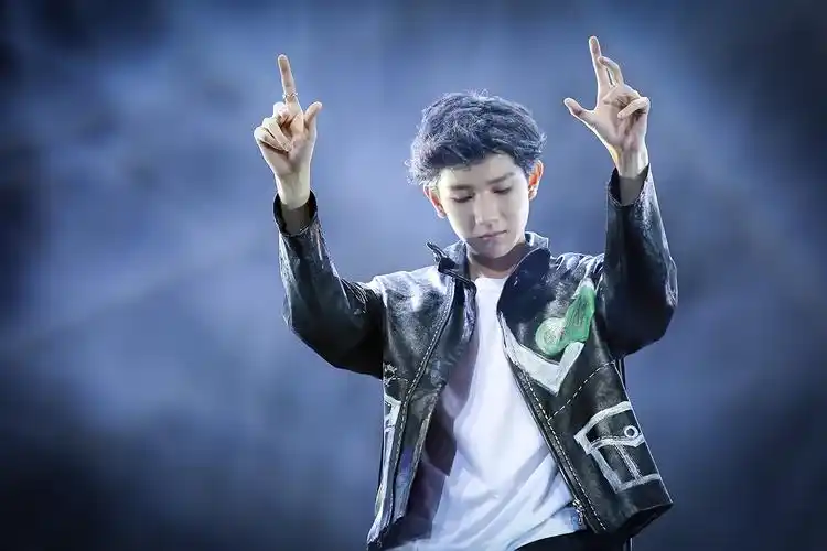 多面王源演唱会三变发型精彩solo引迷妹尖叫