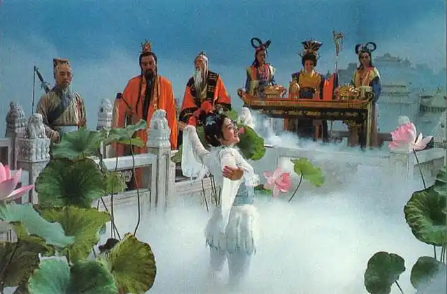 天庭如期准备召开蟠桃宴,王母娘娘派七仙女到蟠桃园之中摘取宴会所需