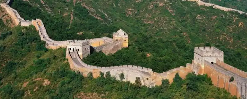 长城是由城墙,敌楼,关城,墩堡,营城,卫所,镇城烽火台等多种防御工事所