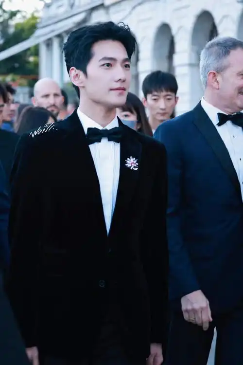 杨洋站姐#  顶级大帅哥就是任何角度任何人拍都帅的很伟大7015