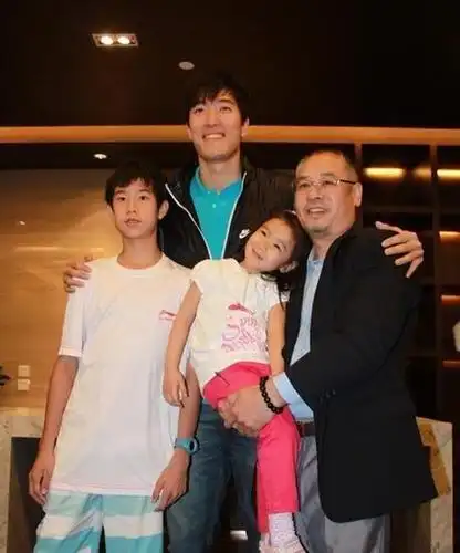 李宁近照,体操男神老了!他的妻子被誉为体操公主,依旧美如少女_陈永妍