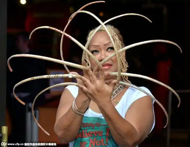 英国女子58厘米长指甲似"蜘蛛精"