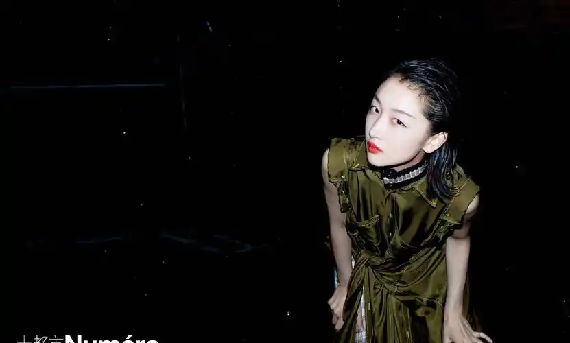 周冬雨野外工业风造型,红唇湿发自在放松,依然保持鬼马俏皮感