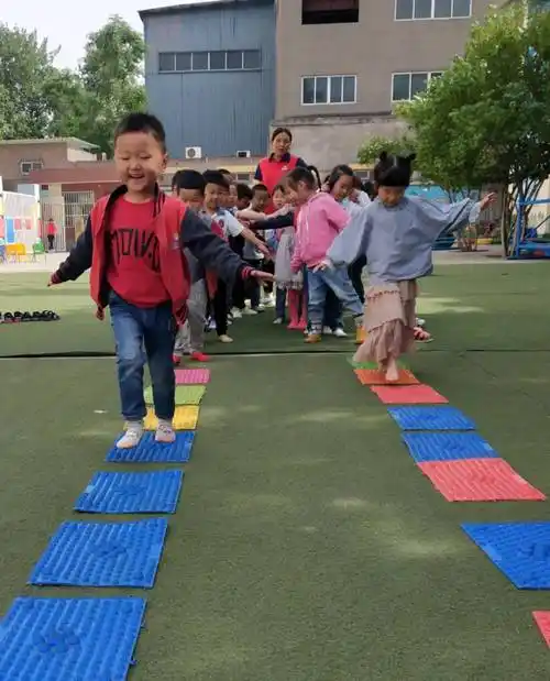 【克井镇蓝天幼儿园】——体智能指压板