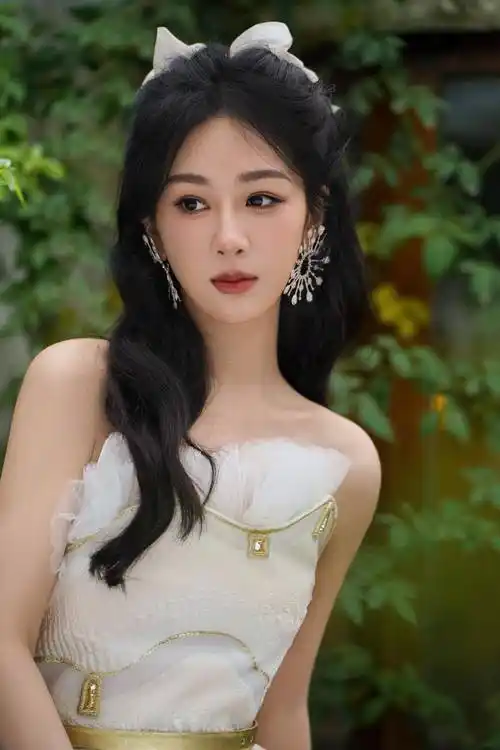 杨紫魅力造型集:靓丽迷人,优雅时尚