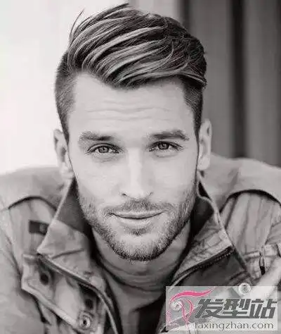 男生的发质柔软顺滑,富有层次感,两侧头发剃得很短碎,简约的侧背发型