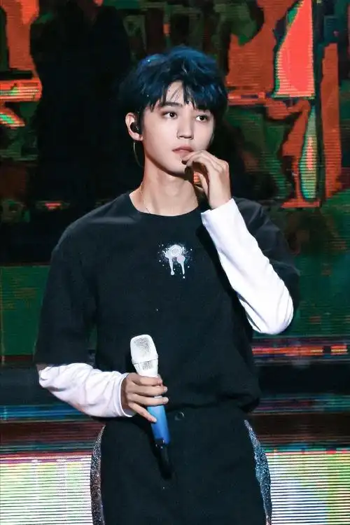 台下粉丝里面王俊凯粉丝的蓝海也是最多最好看,王俊凯和粉丝都超有