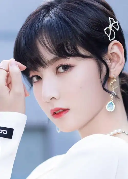 硬糖少女303赵粤身穿露背白裙,赵粤小姐姐依旧那么优秀美丽