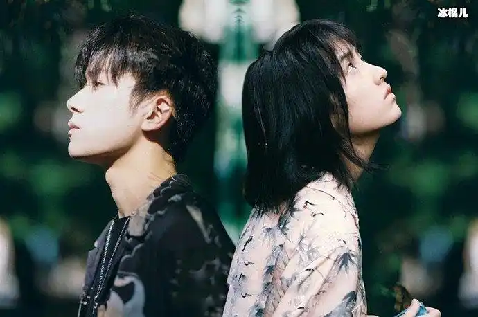 称易烊千玺又接了一部新电影,影片的名字就叫《击中你的心》,而女主正