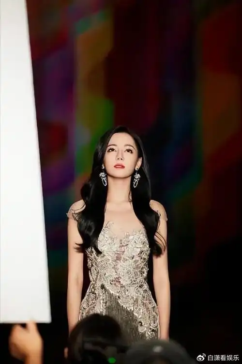 迪丽热巴的作品,她的待播剧《利剑玫瑰》与《枭起青壤》无疑是近期最