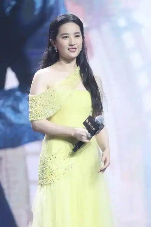 刘亦菲胖到收不住了露肩裙穿出倒三角身材脸肉肉的很有旺夫相