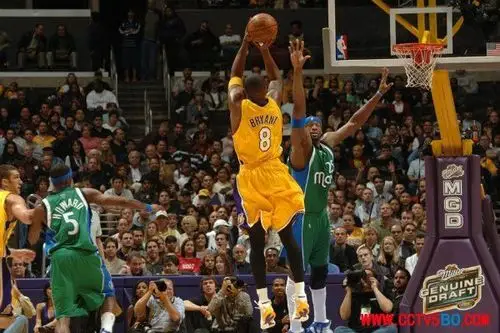 科比真乃神人也!在他拿下了职业最高的62分后,我们只能如此感叹.