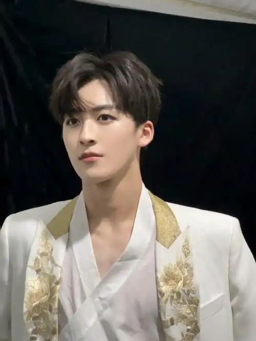 何洛洛超话今天是掉入宁哥@何洛洛_ning帅气魅力陷阱的小跟班05