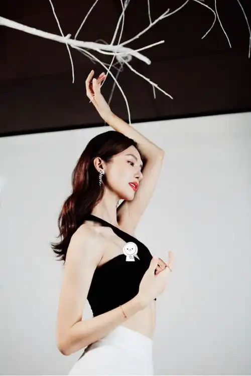 金晨真是辣妹身材穿斜肩上衣配开叉裙曲线窈窕艺术感十足