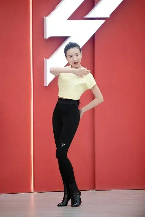 董洁离开浪姐淡然素颜现身大牌卫衣配高筒靴背影如少女