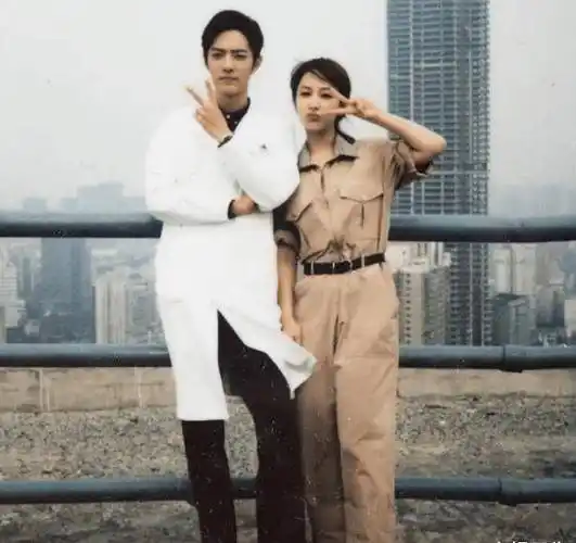 原创余生请多指教路透杨紫肖战甜蜜亲热而我却注意手放的位置