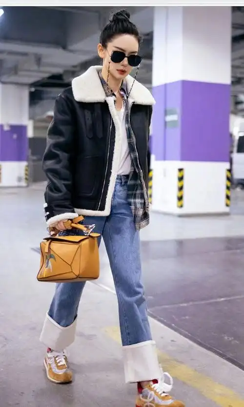戚薇机场街拍超有范皮毛外套搭牛仔裤时髦与温度兼具