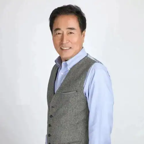 杨立新:27岁娶平凡妻子,相爱39年,儿子杨玏成了夫妻俩