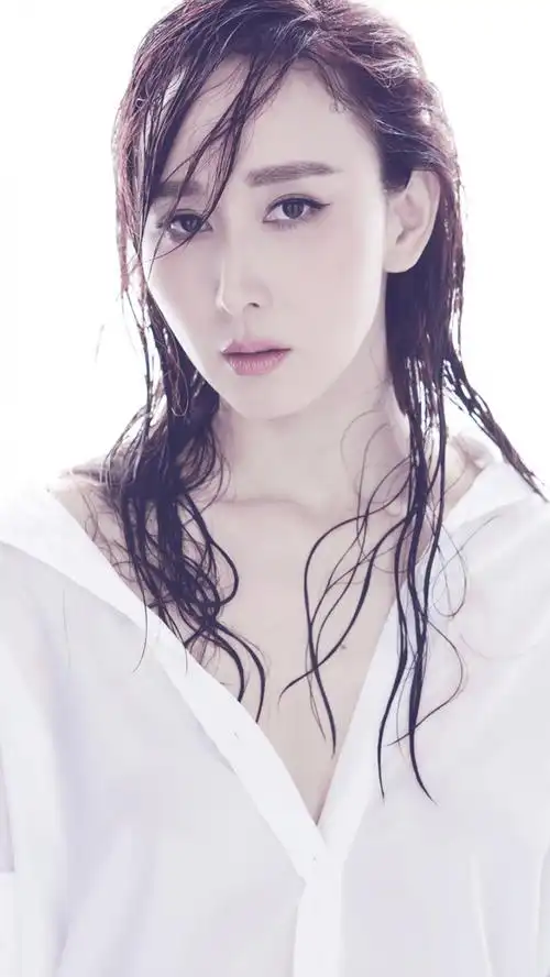 性感辣妈胡静真空衬衣湿身诱惑高清手机壁纸