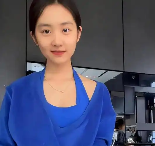 6月25日,一张黄多多现身班级舞会的照片曝光,照片中17岁的黄多多身穿