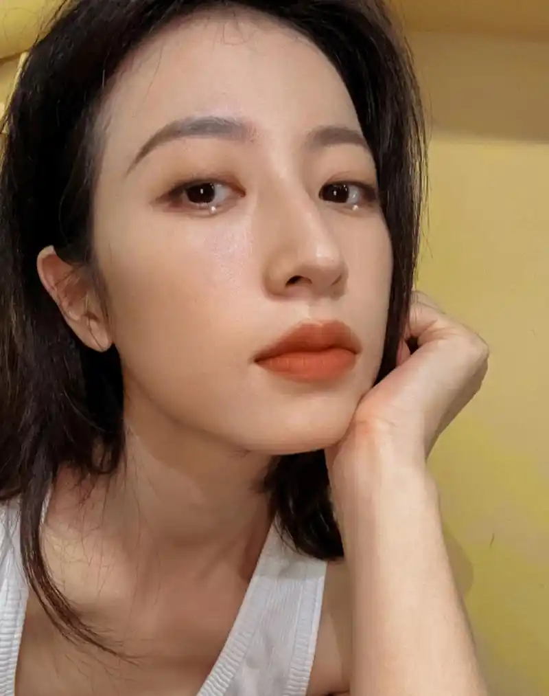 貌若桃花,清纯妩媚的#周雨彤# 雪肤玉貌,眉清目秀,笑靥如花, 宛如精灵