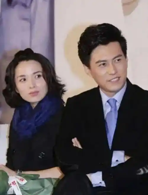 ​靳东夫妻罕见同框,他人到中年依旧帅气,李佳45岁素颜坑洼像他姐