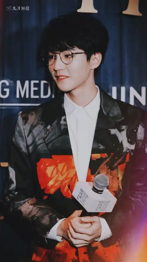 王俊凯繁花西装##王俊凯悄悄移正话筒