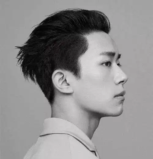 梳起背头,露出棱角分明的侧脸,多了一丝成熟的味道.