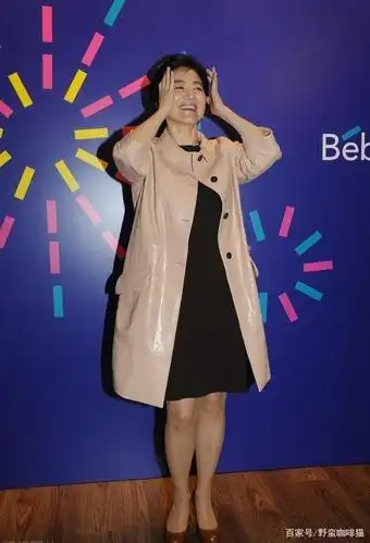 65岁林青霞穿风衣内搭圆领黑裙,肩宽膀圆,女神老了,气质依然在