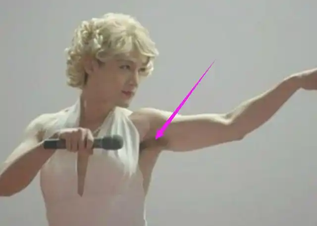 看上去瘦弱的身材,没想到胡歌身上还有很好的肌肉线条,这或许就是我