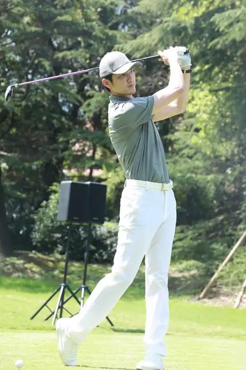 组图:钟汉良灰衫搭白裤现身高尔夫球场 身型修长挥杆利落状态佳