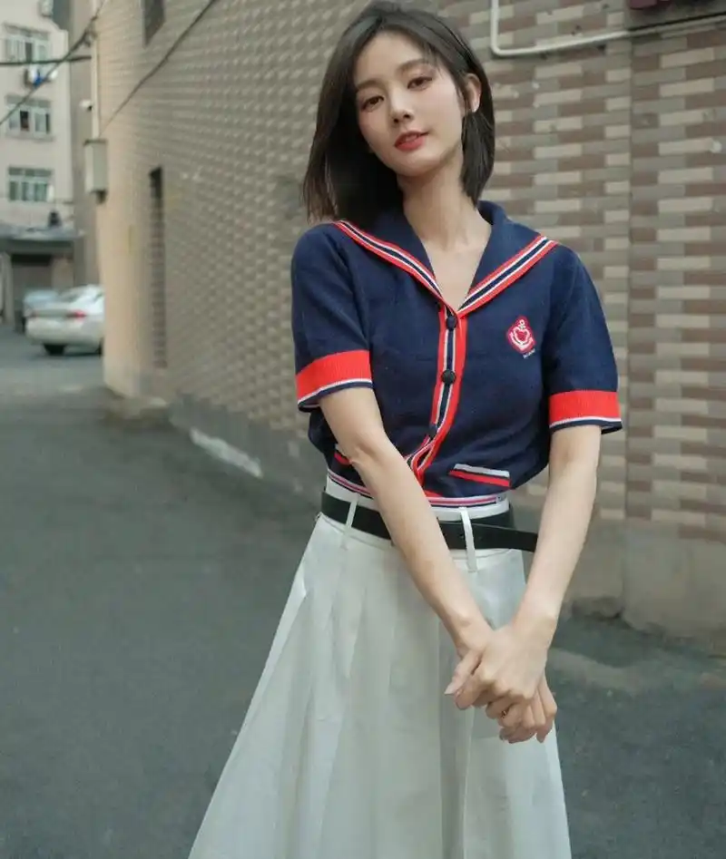 李一桐晒剧组日常照,短发显得好灵动,在镜头前甜笑的模样清新可人