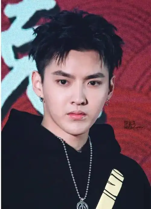 网友曝吴亦凡狱中状态已当班长还坚持写歌两人照顾其生活起居