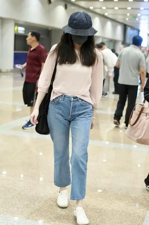 倪妮穿淡粉色长袖t恤,塞进牛仔裤,简简单单穿出清爽气质!_身材