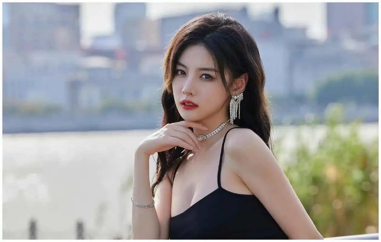 赵粤纯欲风吊带长裙完美身材