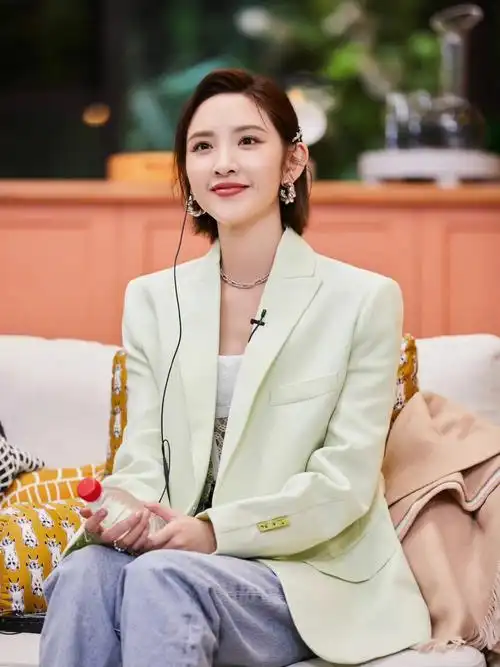 唐艺昕半熟恋人最新西装随拍