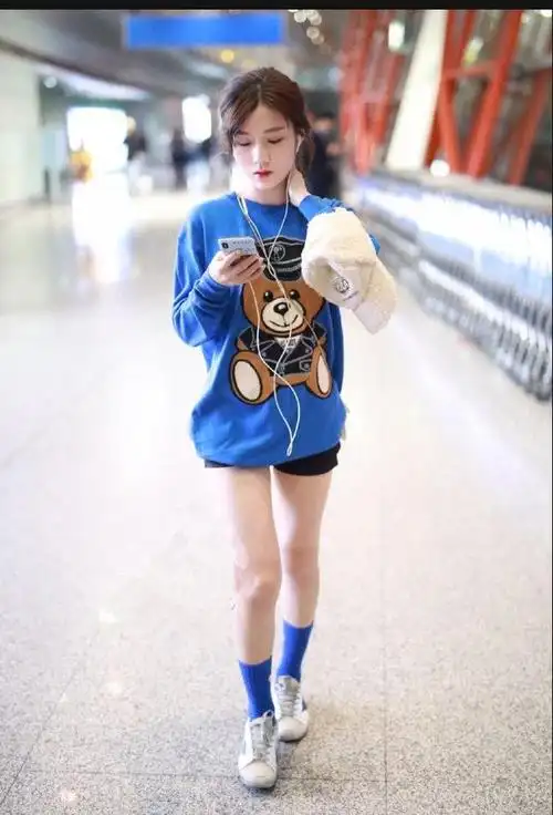 创造101陈意涵身穿蓝色印花卫衣配黑色短裤打扮精致甜美可爱