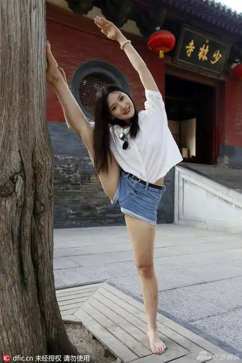 韩国女星少林寺门前大秀"劈腿" 网上骂声一片