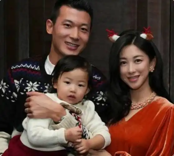 白瞎了母亲的高颜值基因,朱珠女儿亮相,眉眼与爸爸如粘贴复制_珠宝