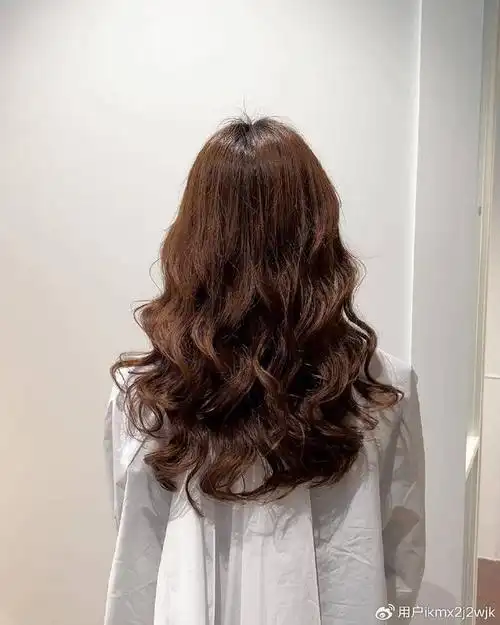 女人不论年龄大小,留长发一定试试半头烫,自然时尚显气质|发型|气质