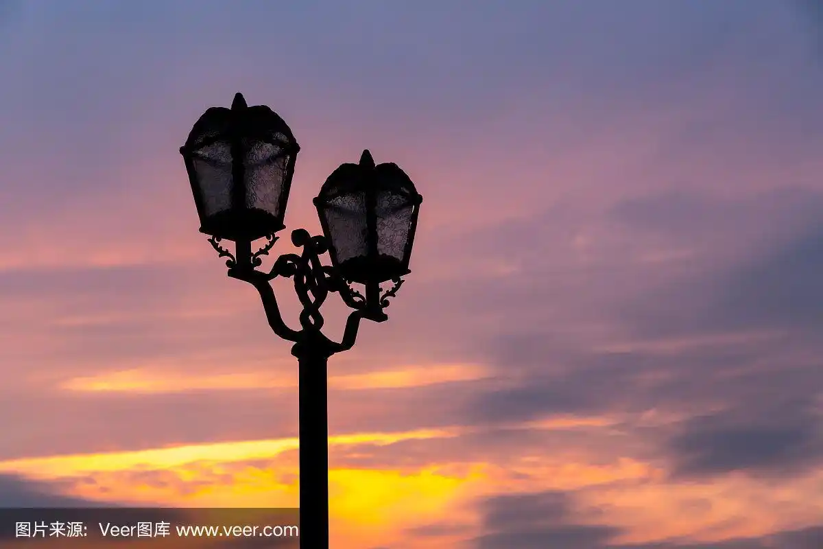 路灯在傍晚的天空背景
