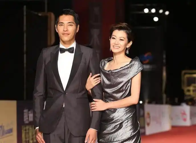 蓝正龙周幼婷离婚,结束9年婚姻关系,近日有媒体曝出蓝正龙和周幼婷