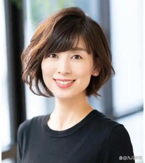 50多岁的女性,尽量不要留长发或烫发,这4款"短发型"减龄