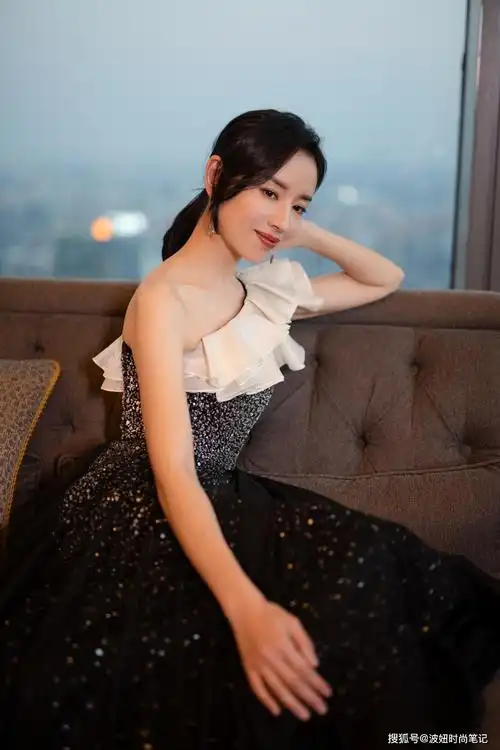 40岁董洁气质真好,穿荷叶边亮钻裙走t台自信从容,美出国际范_手机搜狐