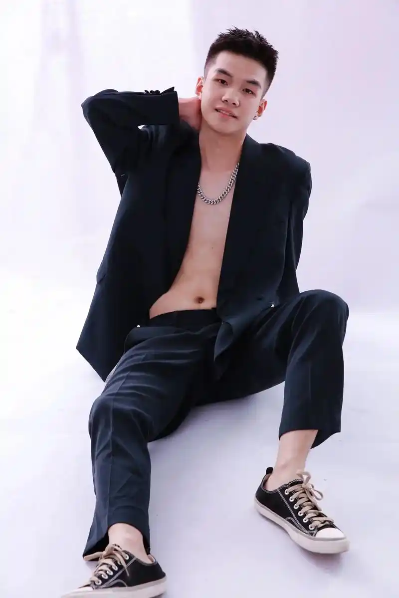 搞笑男蜕变记#痞帅 #西装男 #男生写真集 #抖音小助手 - 抖音