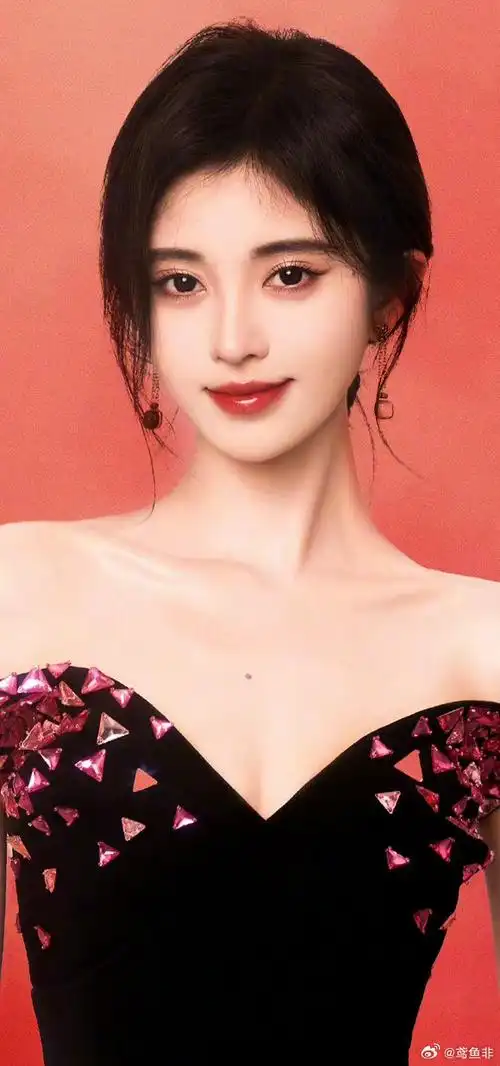 丝芭家族十周年演唱会芭比视觉#鞠婧祎这件是芭比联名系列礼服@鞠婧祎