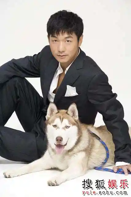 邢佳栋最新写真曝光自曝与狗狗的不解之缘
