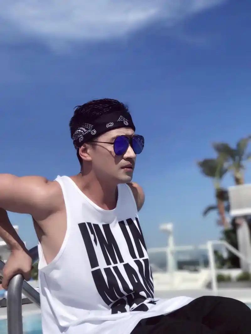 照片中何晟铭变身休闲嘻哈风,街头酷味十足,隐隐若现的肌肉线条,让